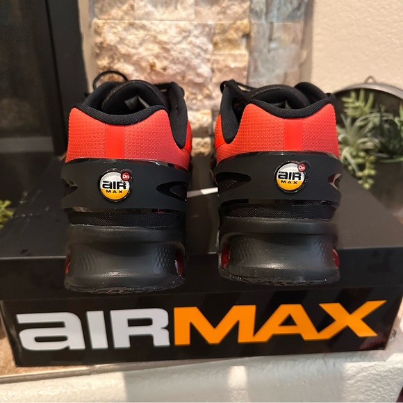 SOLD Nike Air Max Dn8 Red Black Sneakers Men’s Size 13 - Picture 4 of 7